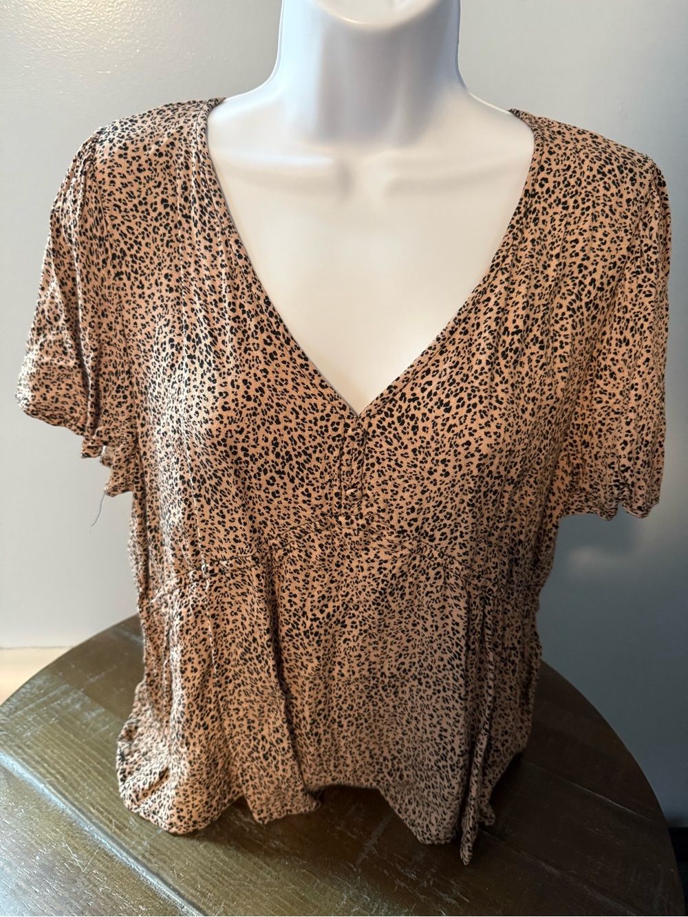 Leopard Print V-Neck Women's Top - Tan/Black